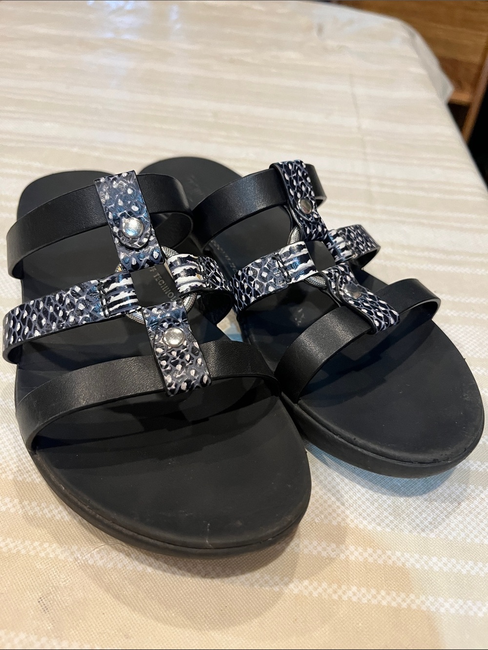 Fitflop Hoopla Sandal Black/Snake Print size 7 women’s